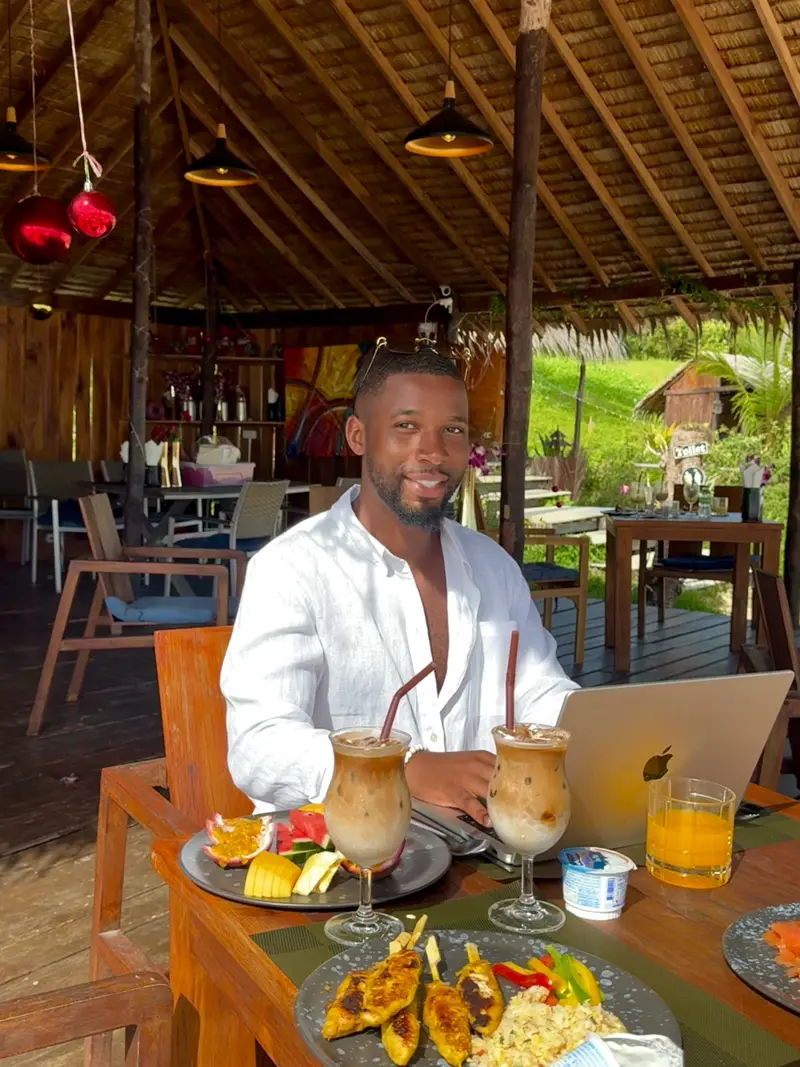 Eric qui travaille sur son ordinateur en voyage